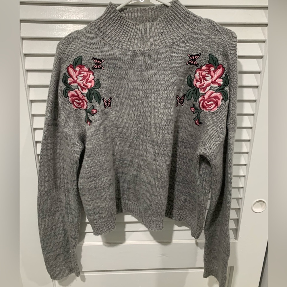 Size L Cropped Embroidered Sweater
